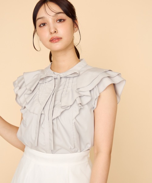 MISCH MASCH(ミッシュマッシュ)の「2026春夏新作 タックリボン綿タッチフリルブラウス(シャツ/ブラウス・レディース・ライトグレー/ホワイト/ブルー・フリ-)」の2枚目の写真