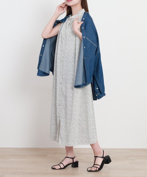 Anna Nicola(アンナニコラ)の「Anna Nicola ぼかしドットノースリーブワンピース(ワンピース・レディース・オフホワイト/ブラック/モカ・38)」の6枚目の写真