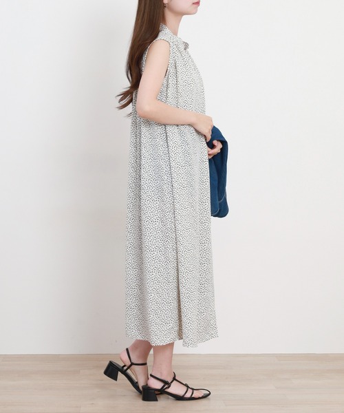Anna Nicola(アンナニコラ)の「Anna Nicola ぼかしドットノースリーブワンピース(ワンピース・レディース・オフホワイト/ブラック/モカ・38)」の7枚目の写真