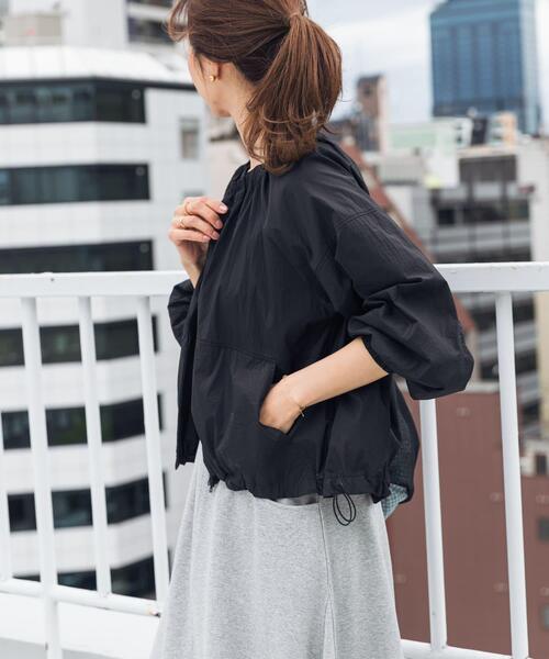 URBAN RESEARCH DOORS(アーバンリサーチドアーズ)の「『UR TECH』ポケッタブル撥水ノーカラーブルゾン | UVカット/紫外線対策/接触冷感/アウトドア/旅行/軽量/コンパクト(ブルゾン・レディース・ブラック/オフホワイト・FREE)」の16枚目の写真