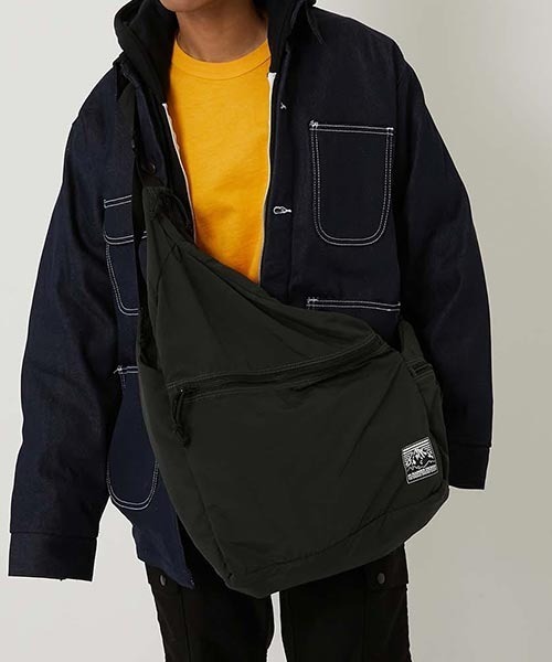 HIGH! STANDARD(ハイスタンダード)の「MT. RAINIER DESIGN /ウインドシェッド パッカブル ドロップバッグ(ショルダーバッグ・メンズ・オリーブ/ブラック/チャコールグレー・ONE)」の14枚目の写真
