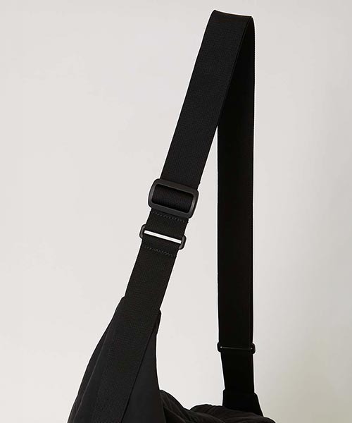 HIGH! STANDARD(ハイスタンダード)の「MT. RAINIER DESIGN /ウインドシェッド パッカブル ドロップバッグ(ショルダーバッグ・メンズ・オリーブ/ブラック/チャコールグレー・ONE)」の5枚目の写真