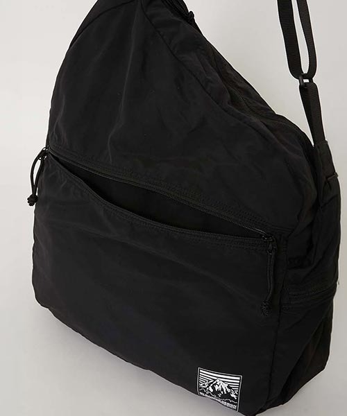 HIGH! STANDARD(ハイスタンダード)の「MT. RAINIER DESIGN /ウインドシェッド パッカブル ドロップバッグ(ショルダーバッグ・メンズ・オリーブ/ブラック/チャコールグレー・ONE)」の6枚目の写真