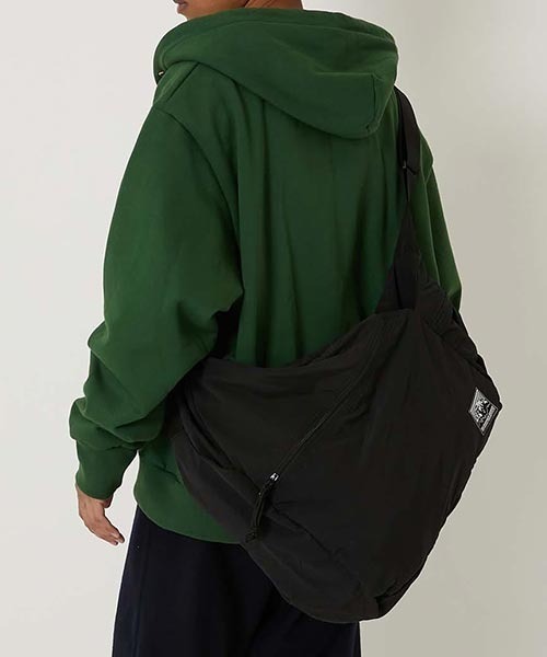 HIGH! STANDARD(ハイスタンダード)の「MT. RAINIER DESIGN /ウインドシェッド パッカブル ドロップバッグ(ショルダーバッグ・メンズ・オリーブ/ブラック/チャコールグレー・ONE)」の7枚目の写真