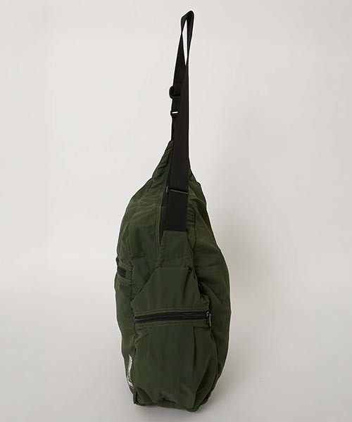 HIGH! STANDARD(ハイスタンダード)の「MT. RAINIER DESIGN /ウインドシェッド パッカブル ドロップバッグ(ショルダーバッグ・メンズ・オリーブ/ブラック/チャコールグレー・ONE)」の15枚目の写真