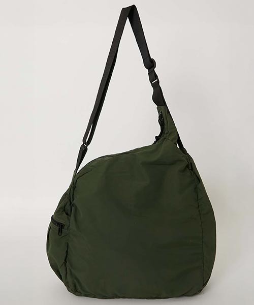 HIGH! STANDARD(ハイスタンダード)の「MT. RAINIER DESIGN /ウインドシェッド パッカブル ドロップバッグ(ショルダーバッグ・メンズ・オリーブ/ブラック/チャコールグレー・ONE)」の16枚目の写真