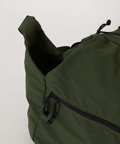 HIGH! STANDARD(ハイスタンダード)の「MT. RAINIER DESIGN /ウインドシェッド パッカブル ドロップバッグ(ショルダーバッグ・メンズ・オリーブ/ブラック/チャコールグレー・ONE)」の18枚目の写真