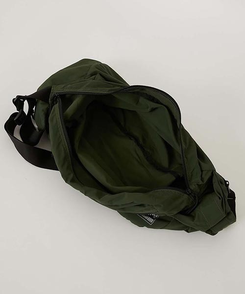 HIGH! STANDARD(ハイスタンダード)の「MT. RAINIER DESIGN /ウインドシェッド パッカブル ドロップバッグ(ショルダーバッグ・メンズ・オリーブ/ブラック/チャコールグレー・ONE)」の22枚目の写真