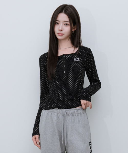 muahmuah（ムーアムーア）の「スクエアドット ヘンリーネック クロップ長袖Tシャツ [4カラー]（Tシャツ/カットソー・レディース・ブラック/ホワイト/ラベンダー・FREE）」の4枚目の写真