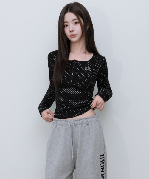 muahmuah（ムーアムーア）の「スクエアドット ヘンリーネック クロップ長袖Tシャツ [4カラー]（Tシャツ/カットソー・レディース・ブラック/ホワイト/ラベンダー・FREE）」の5枚目の写真