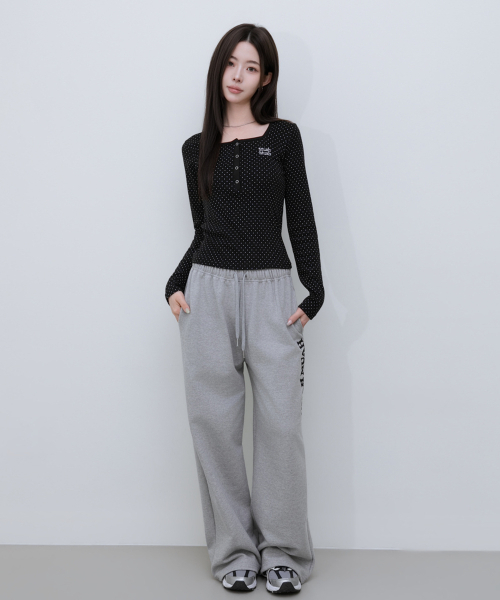 muahmuah（ムーアムーア）の「スクエアドット ヘンリーネック クロップ長袖Tシャツ [4カラー]（Tシャツ/カットソー・レディース・ブラック/ホワイト/ラベンダー・FREE）」の6枚目の写真
