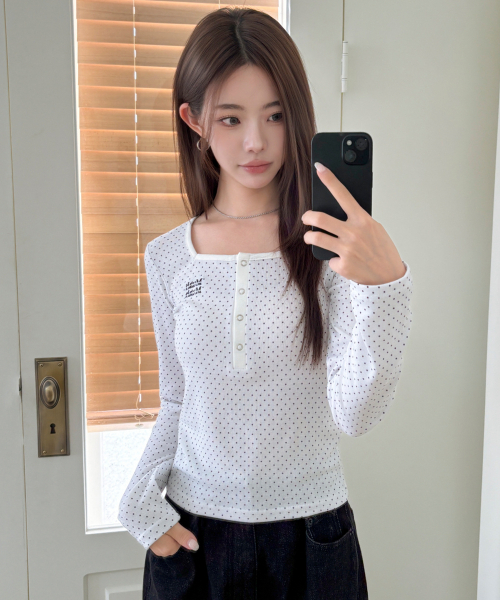 muahmuah（ムーアムーア）の「スクエアドット ヘンリーネック クロップ長袖Tシャツ [4カラー]（Tシャツ/カットソー・レディース・ブラック/ホワイト/ラベンダー・FREE）」の10枚目の写真