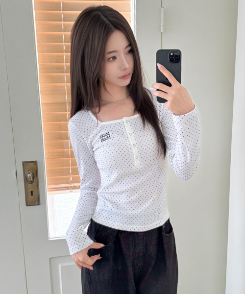 muahmuah（ムーアムーア）の「スクエアドット ヘンリーネック クロップ長袖Tシャツ [4カラー]（Tシャツ/カットソー・レディース・ブラック/ホワイト/ラベンダー・FREE）」の11枚目の写真