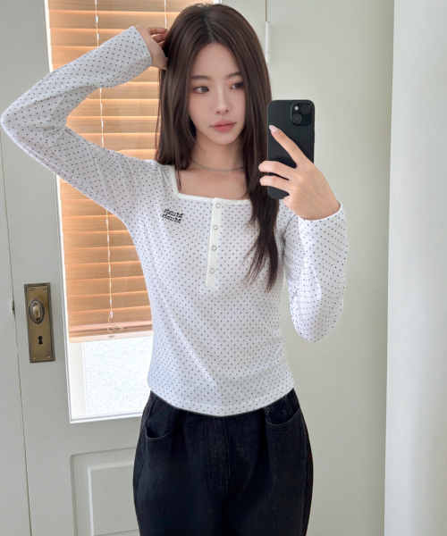 muahmuah（ムーアムーア）の「スクエアドット ヘンリーネック クロップ長袖Tシャツ [4カラー]（Tシャツ/カットソー・レディース・ブラック/ホワイト/ラベンダー・FREE）」の13枚目の写真