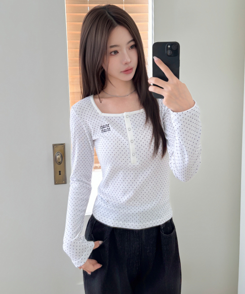 muahmuah（ムーアムーア）の「スクエアドット ヘンリーネック クロップ長袖Tシャツ [4カラー]（Tシャツ/カットソー・レディース・ブラック/ホワイト/ラベンダー・FREE）」の14枚目の写真