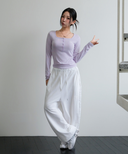 muahmuah（ムーアムーア）の「スクエアドット ヘンリーネック クロップ長袖Tシャツ [4カラー]（Tシャツ/カットソー・レディース・ブラック/ホワイト/ラベンダー・FREE）」の21枚目の写真