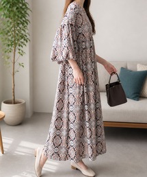ゆったりとしたシルエットでリラックス感のある一枚 ボリューム袖ギャザーロングワンピース