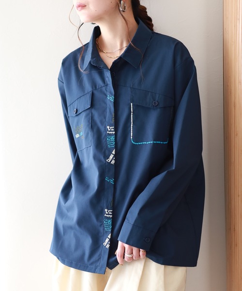 Emago(イマゴ)の「EMAGO らくがきロゴ刺繍シャツ 長袖(シャツ/ブラウス・レディース・ネイビー/ブラック/ホワイト・FREE)」の3枚目の写真