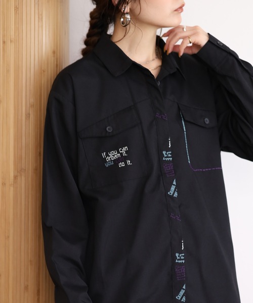 Emago(イマゴ)の「EMAGO らくがきロゴ刺繍シャツ 長袖(シャツ/ブラウス・レディース・ネイビー/ブラック/ホワイト・FREE)」の2枚目の写真