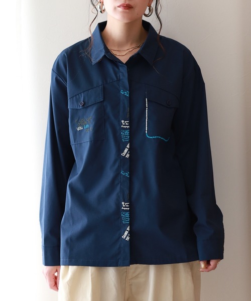 Emago(イマゴ)の「EMAGO らくがきロゴ刺繍シャツ 長袖(シャツ/ブラウス・レディース・ネイビー/ブラック/ホワイト・FREE)」の8枚目の写真