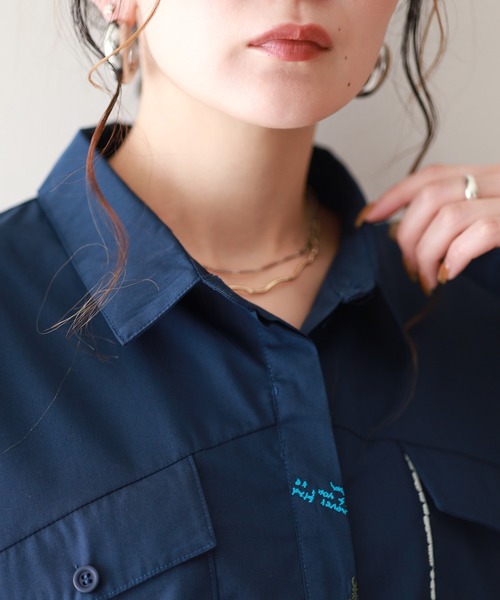 Emago(イマゴ)の「EMAGO らくがきロゴ刺繍シャツ 長袖(シャツ/ブラウス・レディース・ネイビー/ブラック/ホワイト・FREE)」の10枚目の写真