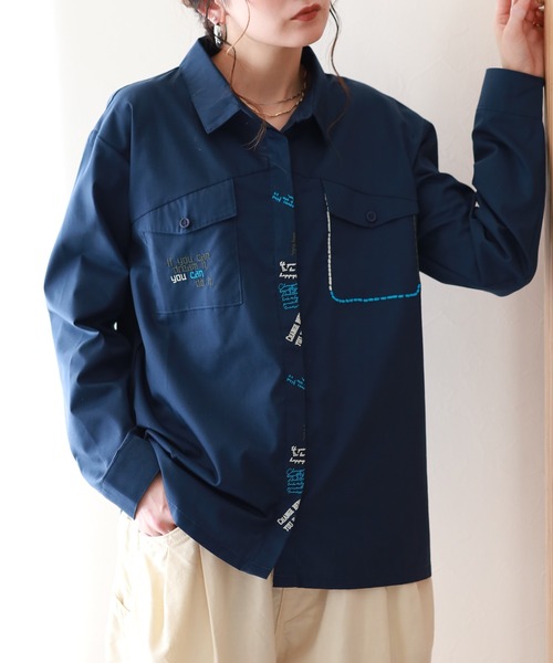 Emago(イマゴ)の「EMAGO らくがきロゴ刺繍シャツ 長袖(シャツ/ブラウス・レディース・ネイビー/ブラック/ホワイト・FREE)」の4枚目の写真