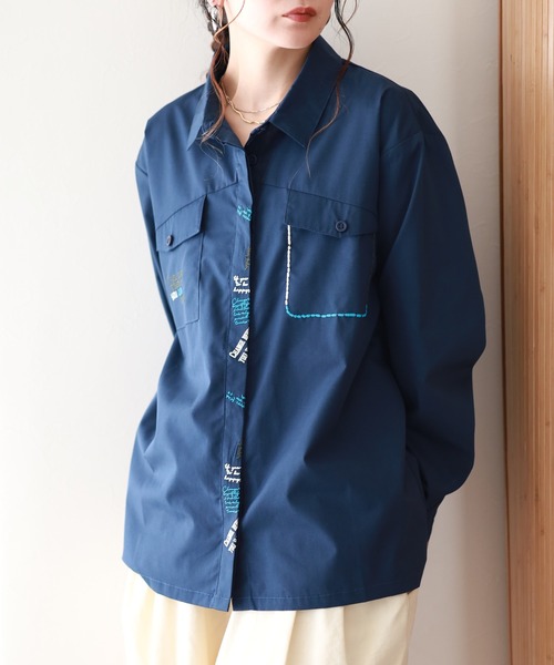 Emago(イマゴ)の「EMAGO らくがきロゴ刺繍シャツ 長袖(シャツ/ブラウス・レディース・ネイビー/ブラック/ホワイト・FREE)」の5枚目の写真