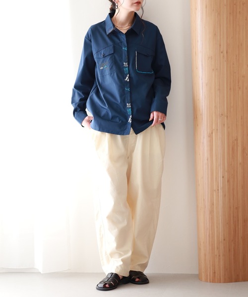 Emago(イマゴ)の「EMAGO らくがきロゴ刺繍シャツ 長袖(シャツ/ブラウス・レディース・ネイビー/ブラック/ホワイト・FREE)」の6枚目の写真
