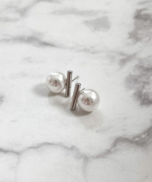 yu-ka(ユーカ)の「YU-KA:バーライン パールピアス Barline Pearl Earrings(ピアス(両耳用)・レディース・ゴールド/シルバー・FREE)」の4枚目の写真