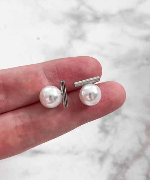 yu-ka(ユーカ)の「YU-KA:バーライン パールピアス Barline Pearl Earrings(ピアス(両耳用)・レディース・ゴールド/シルバー・FREE)」の5枚目の写真