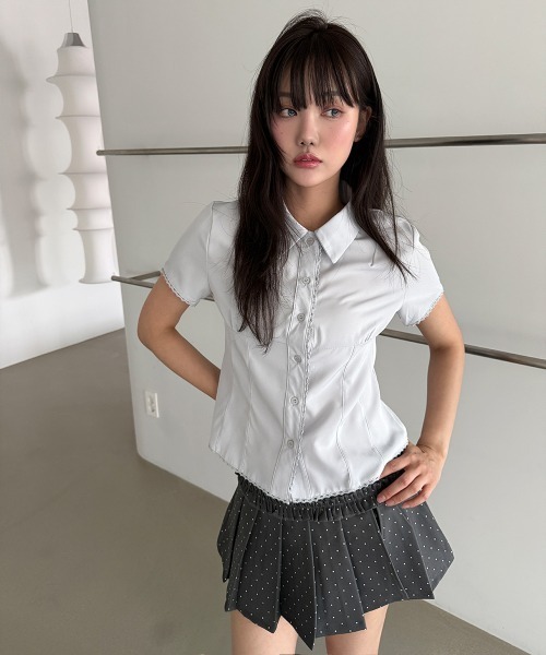 4INT.(フォイント)の「スリムフィット 無地 レース 半袖 クロップド シャツ ブラウス(シャツ/ブラウス・レディース・ホワイト/グレー/ブラック・FREE)」の3枚目の写真