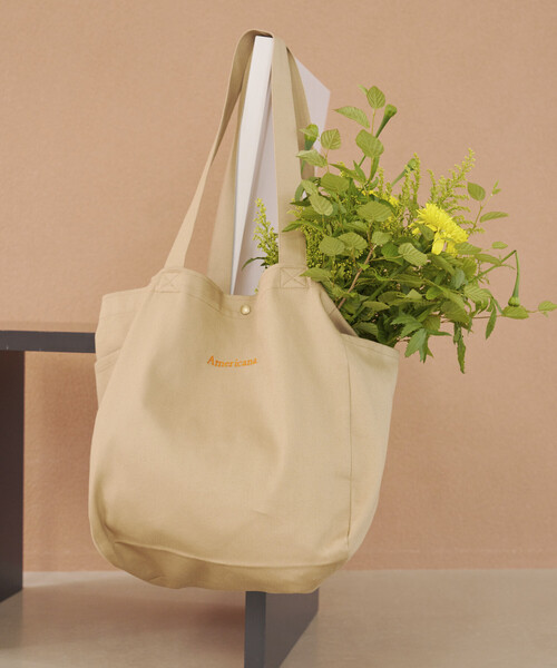 AMERICANA(アメリカーナ)の「Americana/アメリカーナ × Firsthand 別注embroidery TOTE BAG M / ロゴ刺繍 トートバッグ Mサイズ 限定展開(トートバッグ・レディース・ベージュ/チャコールグレー/ピンク/ダークブラウン・FREE)」の3枚目の写真