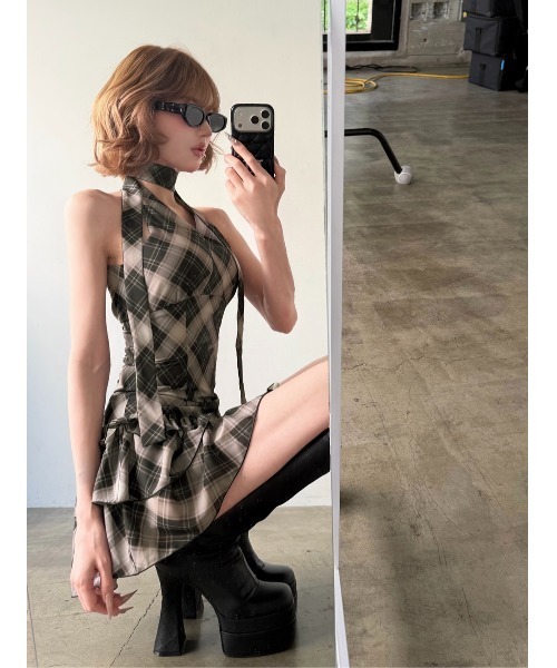 Darich(ダーリッチ)の「バイヤスチェックホルターミニワンピース(ワンピース・レディース・ブラウン/ブラック/ボルドー・FREE)」の15枚目の写真
