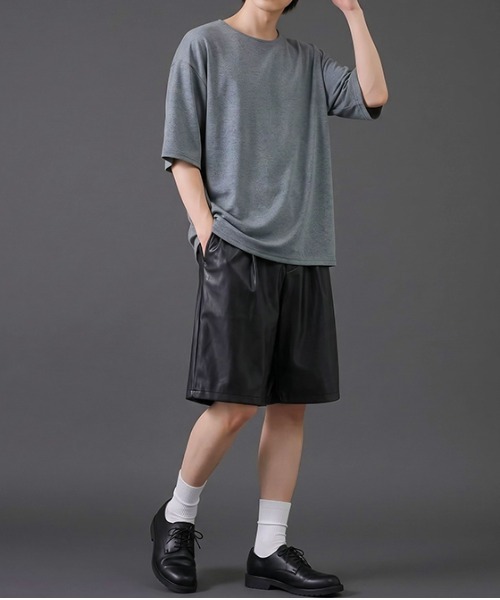 revertical（リバーティカル）の「PUレザーワンタック ワイドショーツ（その他パンツ・メンズ・チャコール/ブラック・MEDIUM/LARGE/SMALL）」の7枚目の写真