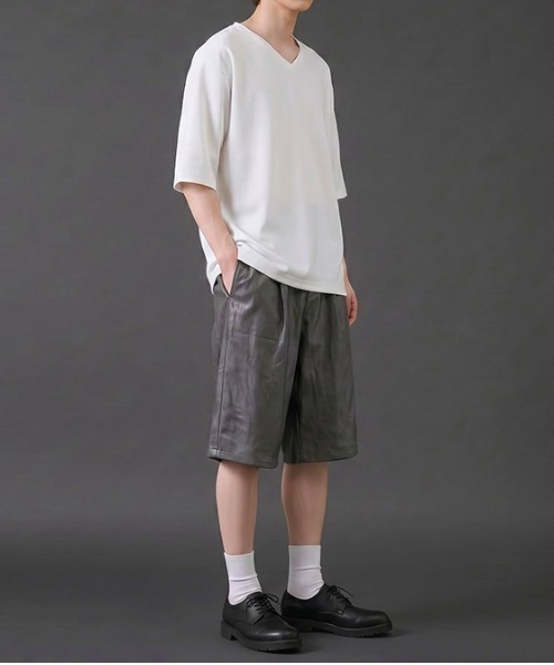 revertical（リバーティカル）の「PUレザーワンタック ワイドショーツ（その他パンツ・メンズ・チャコール/ブラック・MEDIUM/LARGE/SMALL）」の11枚目の写真