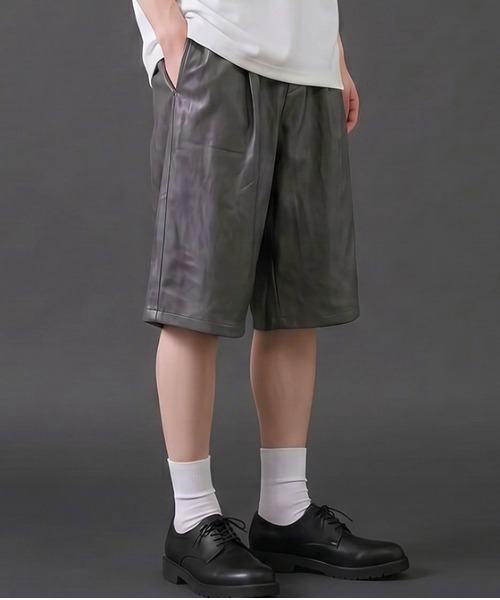 revertical（リバーティカル）の「PUレザーワンタック ワイドショーツ（その他パンツ・メンズ・チャコール/ブラック・MEDIUM/LARGE/SMALL）」の8枚目の写真