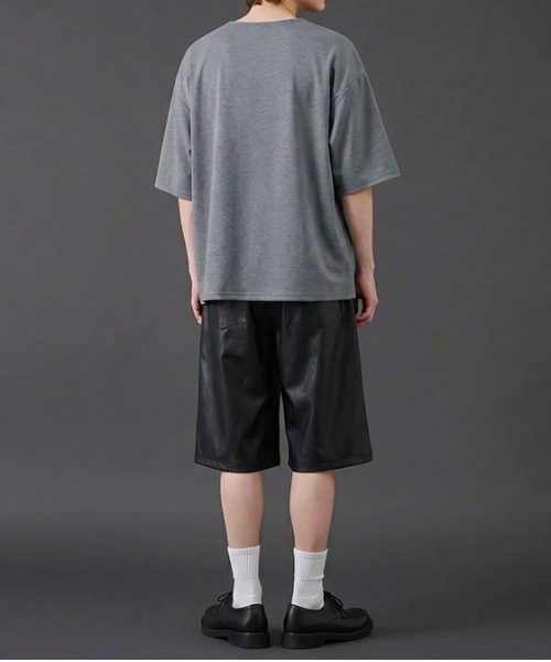 revertical（リバーティカル）の「PUレザーワンタック ワイドショーツ（その他パンツ・メンズ・チャコール/ブラック・MEDIUM/LARGE/SMALL）」の5枚目の写真