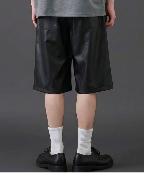revertical（リバーティカル）の「PUレザーワンタック ワイドショーツ（その他パンツ・メンズ・チャコール/ブラック・MEDIUM/LARGE/SMALL）」の4枚目の写真