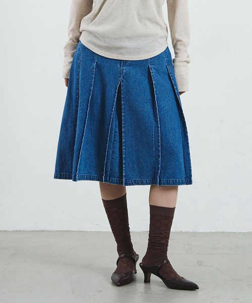 ROSE BUD(ローズバッド)の「DENIM PLEATED MIDI SKIRT(デニムスカート・レディース・ライトインディゴブルー・S/M)」の1枚目の写真