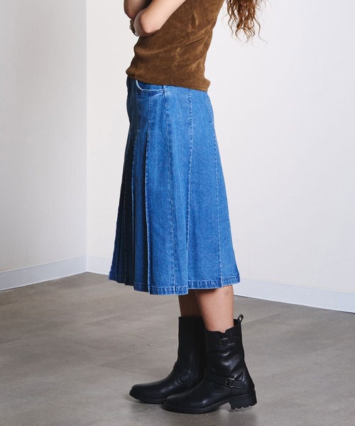 ROSE BUD(ローズバッド)の「DENIM PLEATED MIDI SKIRT(デニムスカート・レディース・ライトインディゴブルー・S/M)」の2枚目の写真