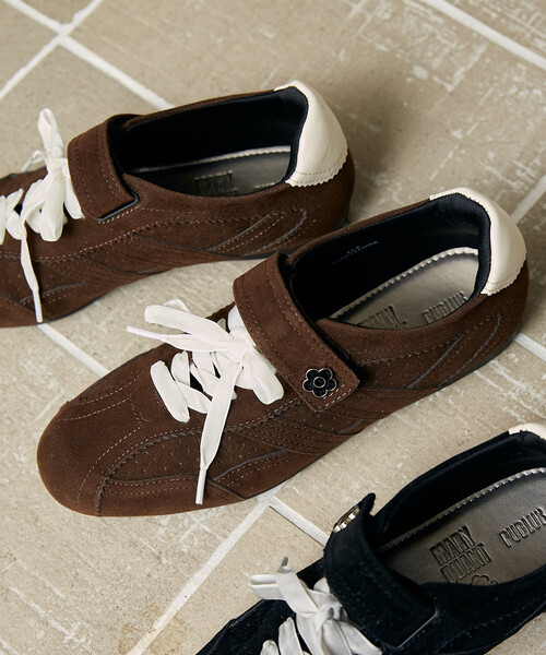 MARY QUANT（マリークワント）の「MARY QUANT/マリークワント フェイクスエード ベロア リボン 付 ベルクロ スニーカー[23.0~24.5cm展開]　限定展開（スニーカー・レディース・ブラック/ブラウン/オリーブ・24.5cm/24.0cm/23.5cm/23.0cm）」の2枚目の写真