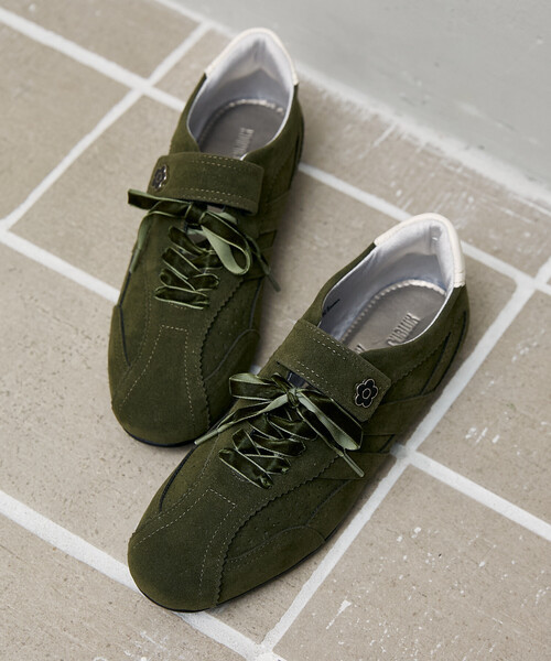 MARY QUANT（マリークワント）の「MARY QUANT/マリークワント フェイクスエード ベロア リボン 付 ベルクロ スニーカー[23.0~24.5cm展開]　限定展開（スニーカー・レディース・ブラック/ブラウン/オリーブ・24.5cm/24.0cm/23.5cm/23.0cm）」の3枚目の写真