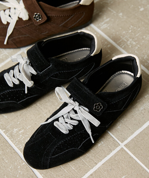 MARY QUANT（マリークワント）の「MARY QUANT/マリークワント フェイクスエード ベロア リボン 付 ベルクロ スニーカー[23.0~24.5cm展開]　限定展開（スニーカー・レディース・ブラック/ブラウン/オリーブ・24.5cm/24.0cm/23.5cm/23.0cm）」の4枚目の写真