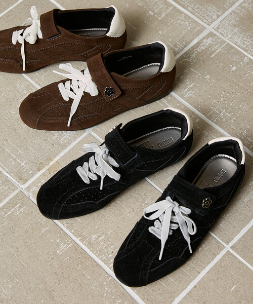 MARY QUANT（マリークワント）の「MARY QUANT/マリークワント フェイクスエード ベロア リボン 付 ベルクロ スニーカー[23.0~24.5cm展開]　限定展開（スニーカー・レディース・ブラック/ブラウン/オリーブ・24.5cm/24.0cm/23.5cm/23.0cm）」の5枚目の写真