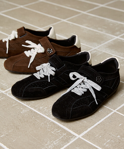MARY QUANT（マリークワント）の「MARY QUANT/マリークワント フェイクスエード ベロア リボン 付 ベルクロ スニーカー[23.0~24.5cm展開]　限定展開（スニーカー・レディース・ブラック/ブラウン/オリーブ・24.5cm/24.0cm/23.5cm/23.0cm）」の6枚目の写真