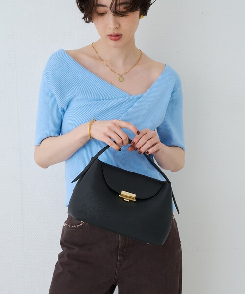 PUNTI.(プンティ)の「【PUNTI. / プンティ】レザーハンドルショルダーバッグ MAGNOLIA-HAND(ショルダーバッグ・レディース・ベージュ/ブラック・フリー)」の7枚目の写真