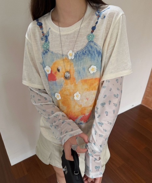 CHUN CHUN NOTES(チュンチュンノーツ)の「26AW/フラワーモチーフ付き アヒルプリント フェイクレイヤードTシャツ(Tシャツ/カットソー・レディース・アイボリー・F)」の2枚目の写真
