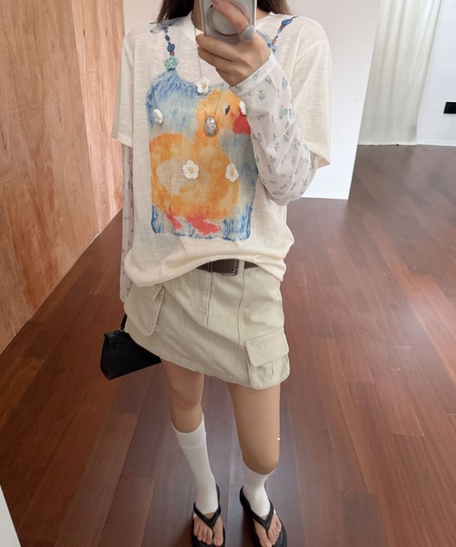 CHUN CHUN NOTES(チュンチュンノーツ)の「26AW/フラワーモチーフ付き アヒルプリント フェイクレイヤードTシャツ(Tシャツ/カットソー・レディース・アイボリー・F)」の5枚目の写真