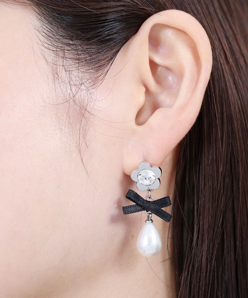 MARY QUANT(マリークワント)の「メタルデイジードロップパール ピアス(ピアス(両耳用)・レディース・ゴールド/ピンクゴールド/シルバー・FREE)」の2枚目の写真