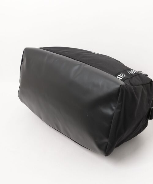 PUMA（プーマ）の「《PUMA》PUMA PHASE TAPE SMALL SPORTS BAG（ドラムバッグ・メンズ・ダークグレー/ブラック・フリー）」の4枚目の写真
